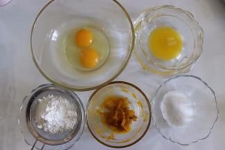 准备食材。南瓜提前蒸好，取一部分，压成泥。鸡蛋选择小一点的。黄油隔热水融化成液态。预热155度预热烤箱