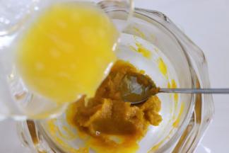 黄油倒入南瓜泥中，搅拌均匀。