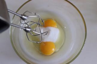 鸡蛋加入全部的白砂糖进行打发。