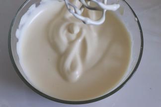 电动打蛋器高速打发到出现纹路，拿起打蛋器画出数字不消失后，低速整理一圈。