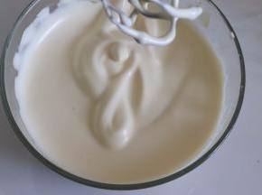 电动打蛋器高速打发到出现纹路，拿起打蛋器画出数字不消失后，低速整理一圈。