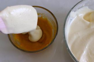 取出保温的南瓜黄油液，取一部分，蛋糊，翻拌均匀。