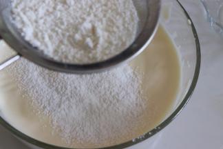 筛入低筋面粉，这个最好提前过筛后，倒入，尽可能的放到面糊上，不要沾到盆壁上。