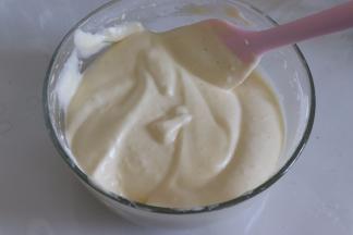 翻拌均匀，手法是，底部翻拌到上面，一边转盆，一边翻拌。