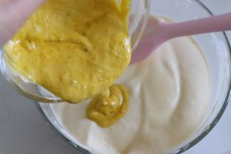 再倒入蛋糊中，和全部的蛋糊翻拌均匀。