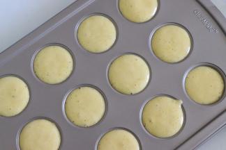 倒入学厨棒棒糖模具中，10分满。