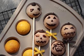 黑巧克力放入裱花袋中隔热水融化，画出表情即可。