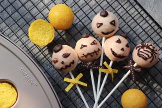 萌萌的“鬼脸”蛋糕棒棒糖