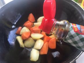 加入盐跟酱油继续翻炒