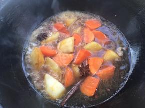 加入高压锅内的汤汁，跟一小块桂皮