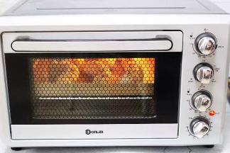 烤箱170度预热10分钟后，将烤盘送入烤箱中层，上下火烤18-20分钟。(具体时间和温度要根据自家烤箱性能另定)