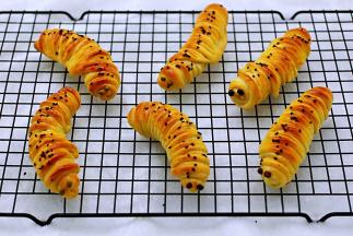 戴上隔热手套取出烤盘，立即刷上一层食用油，这样会更好的锁住面包的水份。