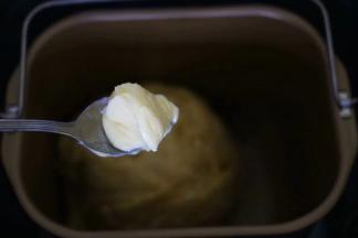 这时候的面团处于扩展阶段，加入室温软化的黄油。