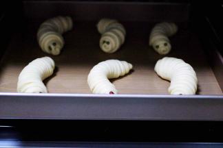 将做好的面包胚放入烤箱，进行二次发酵，发酵是看约35分钟左右。