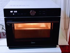 180°烤30分钟，温度及时间仅供参考！具体请根据自家烤箱性能另定！（注意观察颜色，发现上色后立即加盖一张锡纸）