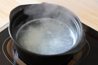 大米洗净放入锅内，加入400毫升左右的水中火炖煮25分钟左右；
