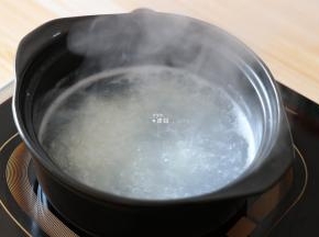 大米洗净放入锅内，加入400毫升左右的水中火炖煮25分钟左右；