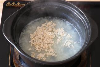 倒入燕麦片继续煮5分钟左右关火；
