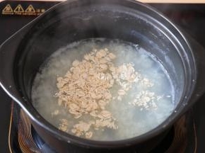倒入燕麦片继续煮5分钟左右关火；