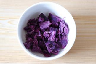 煮粥的期间把紫薯蒸熟去皮切小块备用；