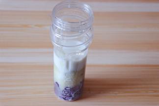 将紫薯、燕麦粥、牛奶依次放入斐然诺搅拌机的搅拌杯里，先放较重的食材再放较轻的食材，这样可以达到更好的搅拌效果；