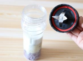 盖上搅拌刀座旋紧；