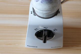 将搅拌杯倒置放入主机，刀座与主机的卡位孔对齐，顺时针转动瓶子直至搅拌杯无法旋转，锁在主机中；