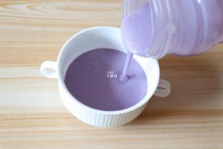 搅打到自己喜欢的程度后将开关旋钮转到“停止”位置，关闭电源取下搅拌杯，拧开刀座倒出米糊即可，看，很细腻；