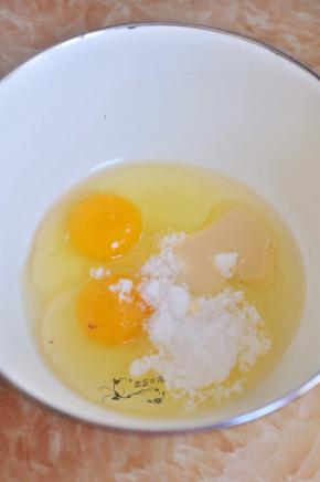 鸡蛋里加入糖，搅匀。