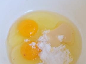 鸡蛋里加入糖，搅匀。