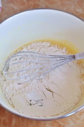 低粉和泡打粉混合均匀，筛入盆中。