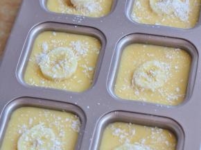表面撒上椰蓉，烤箱预热好后，180度烘烤25分钟。