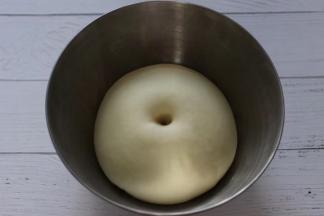 发到1.5倍，用手指蘸点面粉往中心按下去，不回弹不塌陷，就是发好了。
