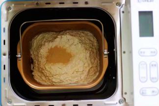 首先把各种食材称重后，把牛奶倒入面包桶，再加入鸡蛋，糖和盐对角放，加入高筋面粉，奶粉，再面粉的顶端挖个小洞，再用旁边的面粉将酵母粉盖起来。