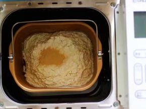 首先把各种食材称重后，把牛奶倒入面包桶，再加入鸡蛋，糖和盐对角放，加入高筋面粉，奶粉，再面粉的顶端挖个小洞，再用旁边的面粉将酵母粉盖起来。