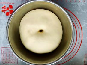 将揉好的面团放入干净的容器里，盖上保鲜膜，放在温度28度的温暖环境中进行第一次发酵，我直接放在发酵箱里发酵的，发酵至两倍大即可。