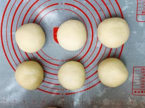 将发酵好的面团轻拍排气，称重后分成6个均等的小面团，用手滚圆后盖上保鲜膜，静置松弛15分钟。