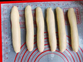 依次将剩余的小面团搓成长条状，再盖上保鲜膜松弛10分钟。