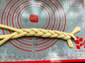 先取三条编成麻花辫，剩余的三条用保鲜膜盖好，以防风干。我是从中间开始编的，先将右侧编好，再将左侧编好。