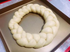 将面包胚放在温度36度湿度75%的环境下进行第二次发酵，发酵至两倍大即可。