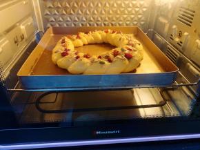 放入预热至170度的烤箱中层，上下火烘烤20分钟，烤至表面金黄即可出炉。面包上色以后要及时加盖锡箔纸，以防表面上色过深。