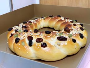 面包出炉后，放在烤网上晾凉。