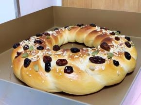 面包出炉后，放在烤网上晾凉。