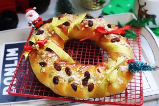 凉透后开始做装饰，摆上一些圣诞节的小道具。带有浓厚的圣诞节气息的辫子花环包就做好了。