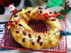 凉透后开始做装饰，摆上一些圣诞节的小道具。带有浓厚的圣诞节气息的辫子花环包就做好了。