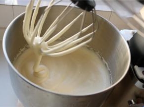 打发好的鸡蛋，有清晰纹路，而且不会轻易消失，这样就不会消泡了。