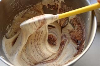 加入剩下的一半粉类，用同样的手法翻拌均匀，这一步拌完之后会略微有点消泡，但没关系