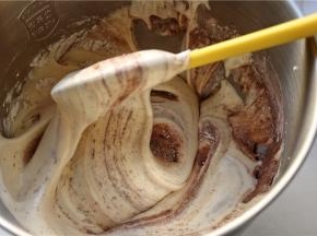 加入剩下的一半粉类，用同样的手法翻拌均匀，这一步拌完之后会略微有点消泡，但没关系