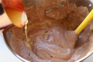 提前把黄油和牛奶混合，隔温水融化，然后拿出来，保证是温热的，沿着盆边淋入打蛋盆。