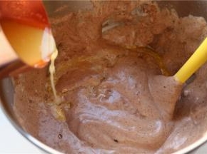 提前把黄油和牛奶混合，隔温水融化，然后拿出来，保证是温热的，沿着盆边淋入打蛋盆。